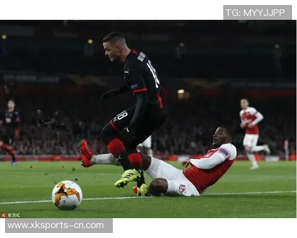 足球球星穿白色紧身裤热身训练引领时尚潮流，展现完美身材和运动激情